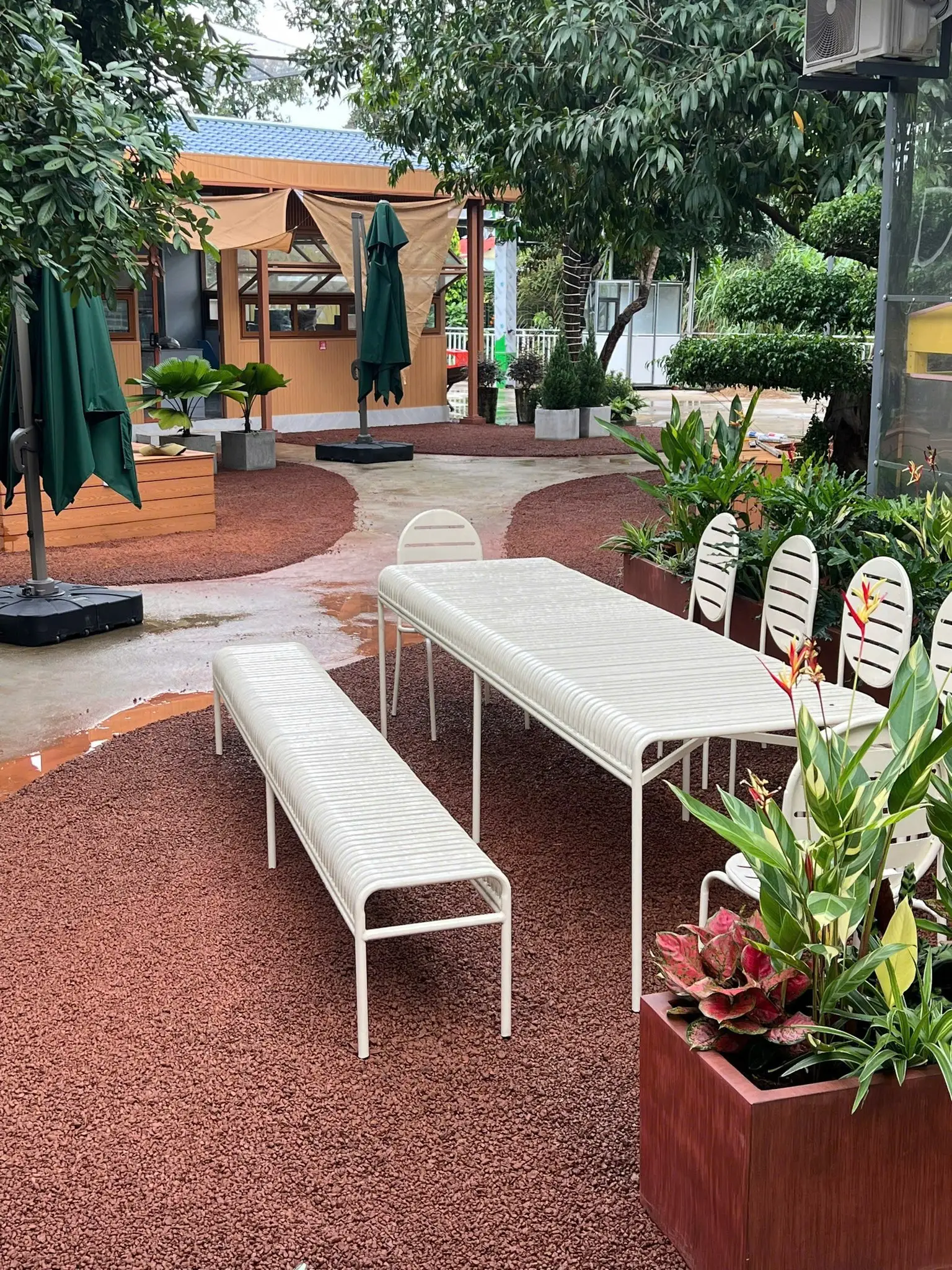 Đá nham thạch đỏ rải nền: Vẻ đẹp và ứng dụng trong kiến trúc